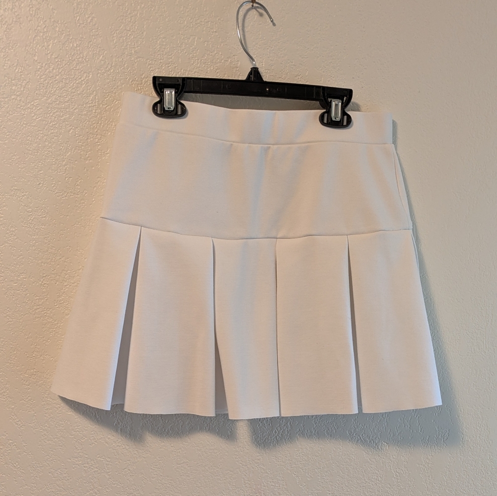 Lioness White Pleated Skirt Size Medium - Picture 2 of 4